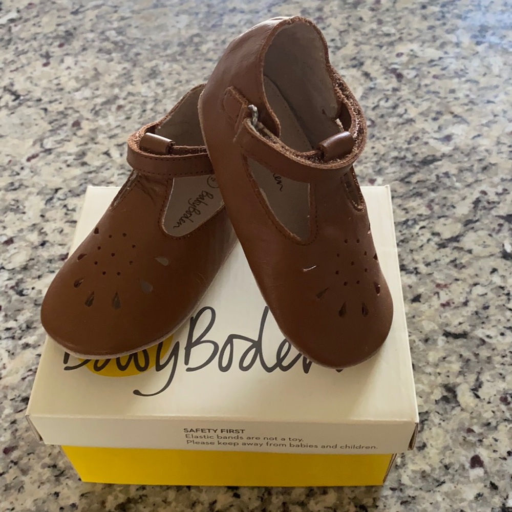 NWT leather soft sole mary janes. 12-18mos
